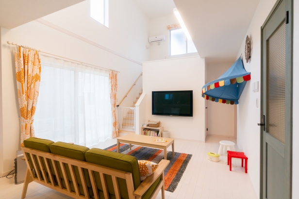 明るいオープンキッチンと北欧風のインテリアが素敵な住まい